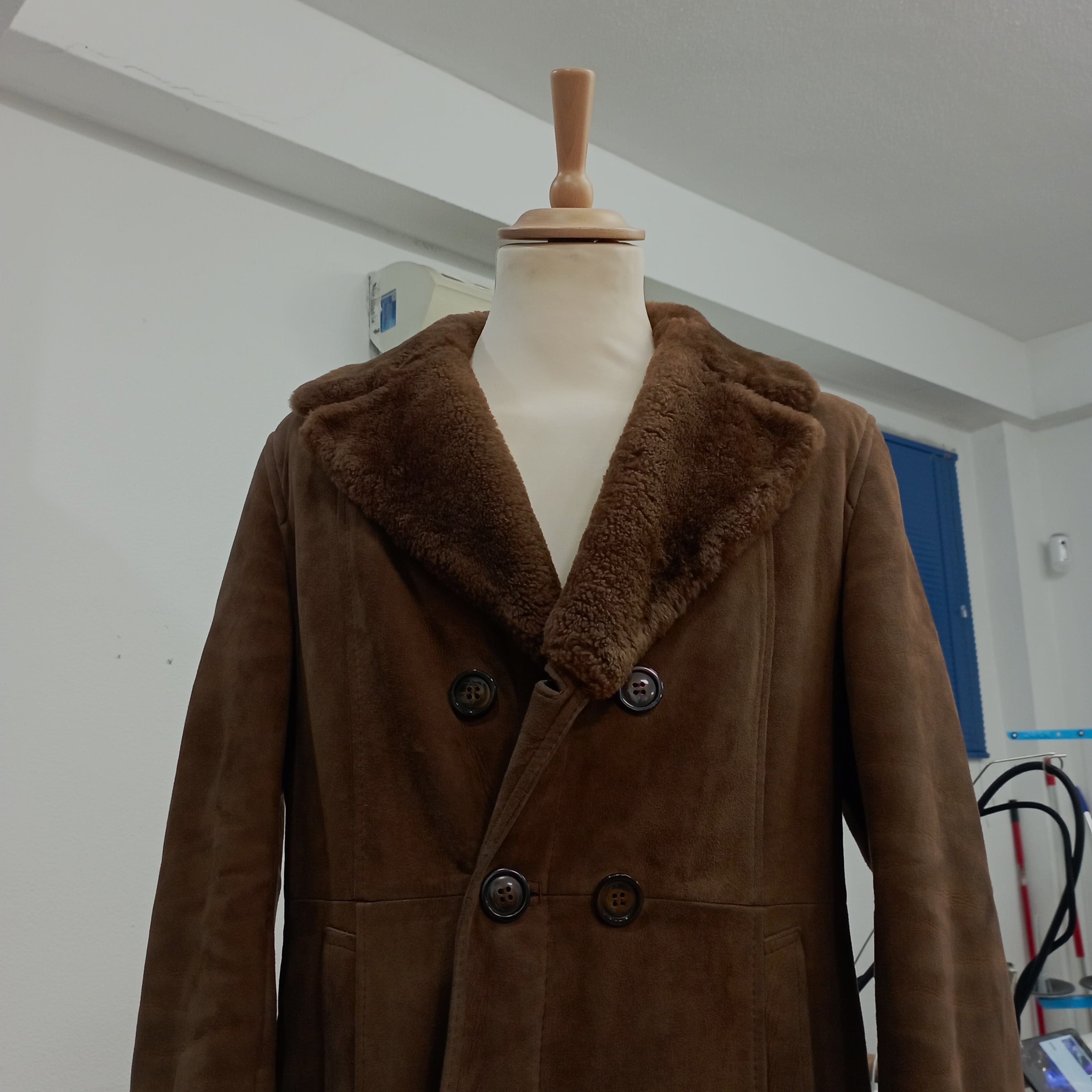Saco de cuero puesto en un maniquí